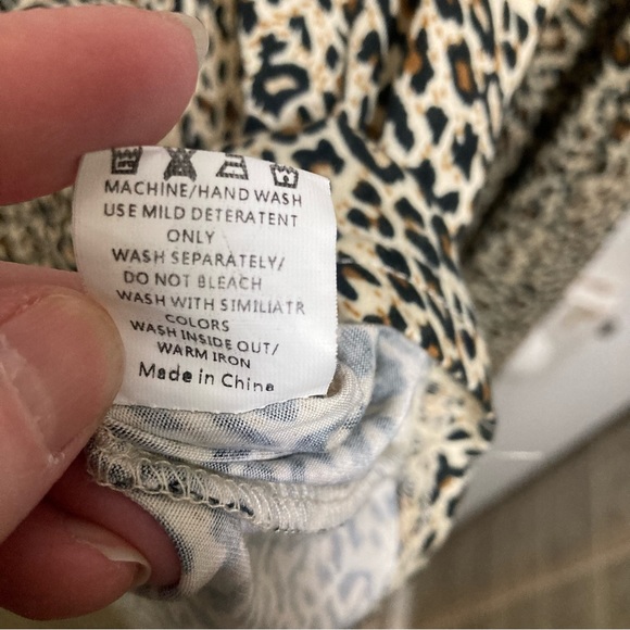 NWOT Women’s leopard print mock turtleneck shirt - Picture 4 of 4